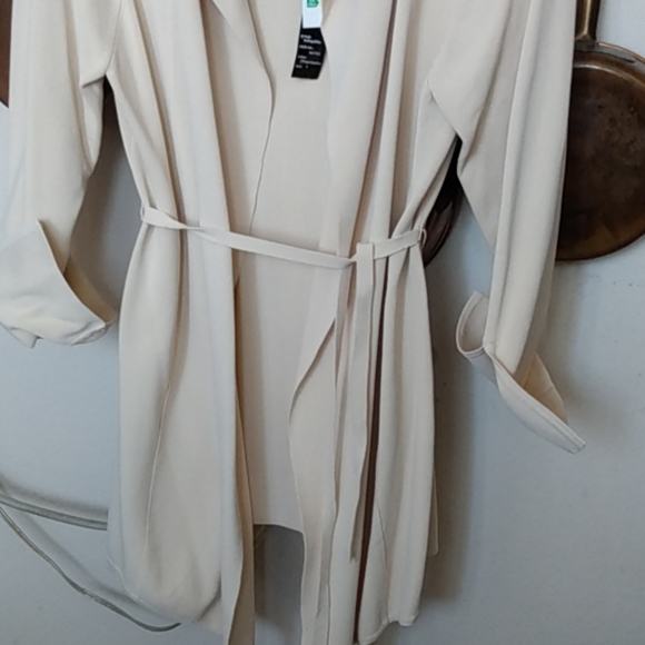 Yarns& stitches L tan cream sweater. - Picture 3 of 5